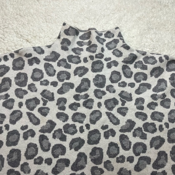 Tahari Women’s Gray Leopard Print Sweater Size Large - Picture 6 of 6
